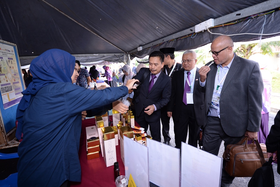 5 University of Health and Innovation Carnival Booth