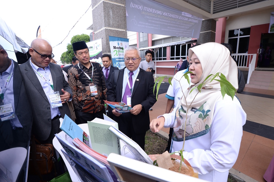 6 University of Health and Innovation Carnival Booth